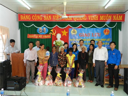 Tuyên truyền, phổ biến pháp luật và tặng quà cho đồng bào dân tộc thiểu số